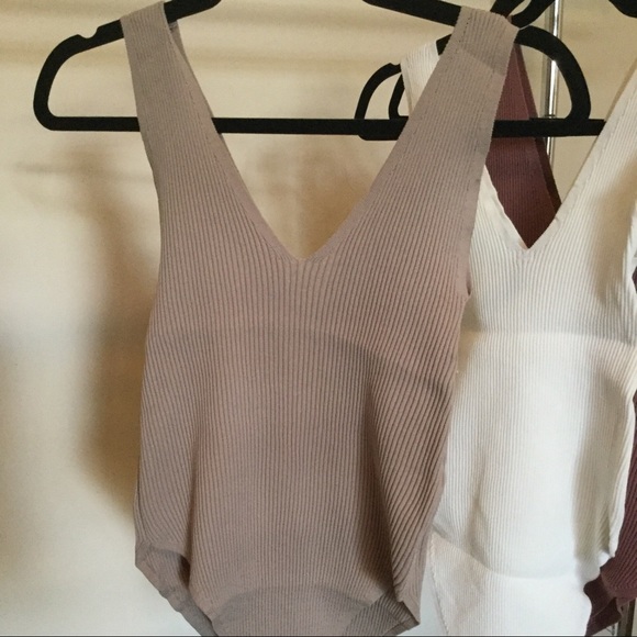 1 LEFT‼️V-Neck Ribbed Bodysuit - Picture 7 of 7